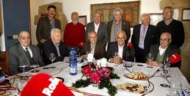 <span lang= es-es >Los participantes. </span>De izquierda a derecha, de pie, Jos� Manuel Peque�o Castro, Ram�n Lois Ord��ez, Manuel Remui��n Cancela, Rafael Mouzo Lago, Jes�s Mar�a Barrientos Antelo y Luis Cancela Vecino; sentados, Jos� S�nchez Vilas, Jos� Luis Su�rez Cotelo, Manuel Lamela Lest�n, Juan Bautista Santos Ramos y Antonio Castro Lema.