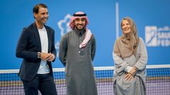 Rafa Nadal, con el ministro de Deportes, el Prncipe Abdulaziz bin Turki Al Saud, y la presidenta de la Federacin de Tenis de Arabia Saud, Arij Mutabagani.