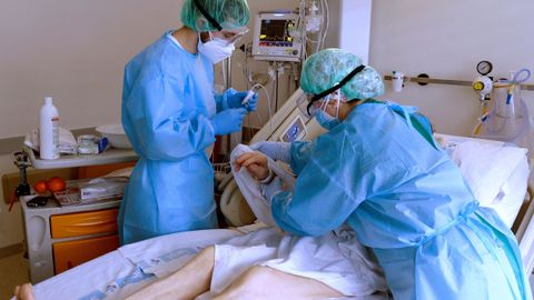 Enfermeros de la planta de Neumolog�a del Hospital P�o del R�o Hortega de Valladolid realizan el control de uno de los pacientes ingresados por coronavirus