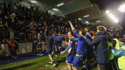 Los jugadores del Ourense CF celebrando con su afici�n la victoria ante el Girona FC en la Copa del Rey