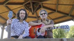 Chewis (izquierda) y Cudi, las dos almas de la banda cedeiresa Los Eternos, el s�bado por la tarde