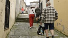 Turistas paseando por el casco viejo de Viveiro