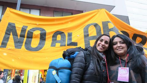 Manifestantes proabortistas y contrarios a la legalizaci�n se manifestaron frente al Parlamento de Buenos Aires durante el debate del proyecto del ley