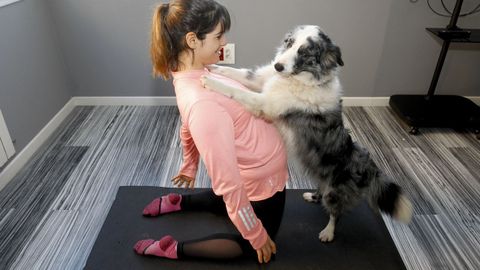 Patricia Guerrero, haciendo posturas en una sesin de doga