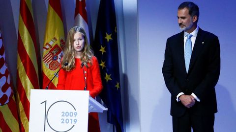 La princesa Leonor, acompa�ada por su padre, el rey Felipe, durante su intervenci�n en el acto de entrega de los Premios Princesa de Girona