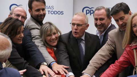 El candidato del Partido Popular a la Presidencia del Principado, Diego Canga (c), y la candidata a la Alcalda de Avils, Esther Llamazares (c-i), hacen una pegada simblica de carteles este jueves en Avils