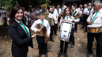 Mari Carmen xunto coas novas integraci�ns Noa, a s�a sobri�a neta, e Sim�n.