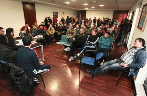 Los ra�eiros de Cambados celebraron ayer una asamblea para analizar los pasos a dar. 