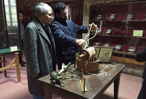 Tcnicos inspeccionan algunos de las piezas de museo ante la mirada de Regueira, al fondo.