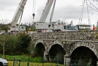 Los trabajos para levantar y situar el veh�culo pesado en la v�a requirieron de una gran precisi�n t�cnica. 