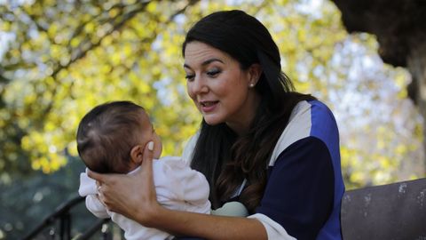 Vanessa con su hija Sara en el parque de Santa Margarita, de A Coru�a. 