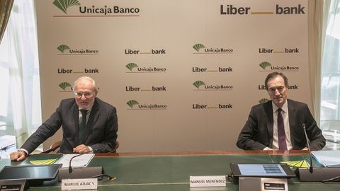 Manuel Azuaga y Manuel Menéndez durante la presentación de la fusión entre Liberbank y Unicaja