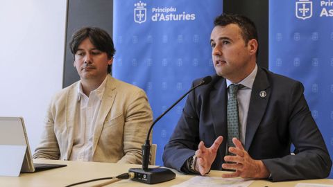 El consejero de Hacienda y Fondos Europeos, Guillermo Pelez (d) y el de Ciencia, Empresas, Formacin y Empleo, Borja Snchez (i), durante la rueda de prensa que ofrecieron tras finalizar la reunin semanal del Consejo de Gobierno este viernes en la sede del Ayuntamiento de Pravia