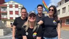 Las integrantes de la comisi�n de fiestas de San Antonio, ayer con las camisetas del primer Espasante Pride