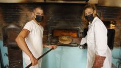 En la imagen, Luis P�rez y Carmen Gabilondo. Ambos cambiaron sus oficios (�l trabajaba de electricista y ella, sevillana de origen, en la Escuela de Idiomas de Viveiro) por dedicarse a hacer pan en un horno de le�a que tambi�n tiene 60 a�os de historia y que conserva partes originales.