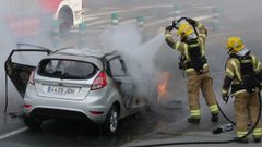 Coche ardiendo en la glorieta de A Pasaxe