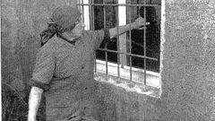 30 de enero de 1992. Una afectada de Mazaricos muestra las rejas que coloc� en las ventanas de su vivienda para evitar robos.