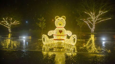 Un oso de peluche y varios rboles engalandos en la plaza Jorge Mira de Baio 