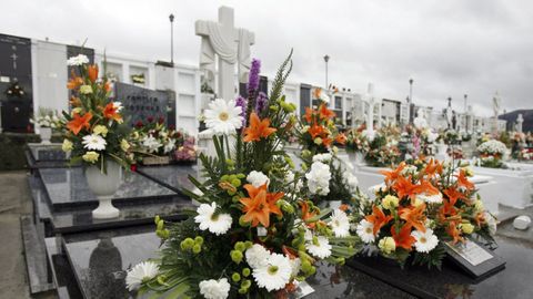 Flores en el cementerio de Altamira