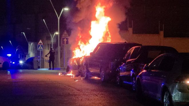 Un veh�culo en llamas en Ceuta oblig� a la intervenci�n de los bomberos y la polic�a.