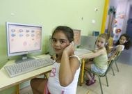 Los ni�os de las cinco escuelas rurales de Vilaboa -Figueirido en la foto- est�n conectados en la nube. 