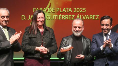 Javier Guti�rrez recibiendo la Faba de�Plata