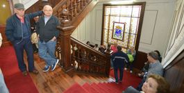 Imagen de vecinos de Ribadeo haciendo cola para realizar la declaraci�n de la renta gratuita en el Concello, llevaban 11 a�os as�. 