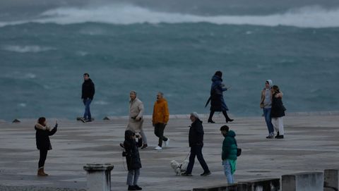 Temporal en el mar en la zona de las Esclavas, en Riazor, durante la borrasca Domingos