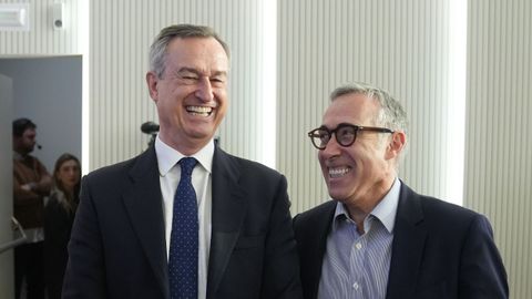 El consejero delegado saliente del Sabadell, Gonz�lez-Bueno, y su sucesor, Armengol