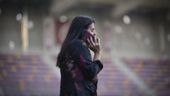 Lupe Murillo hablando por tel�fono desde el estadio de Pasar�n tras el partido ante el Avil�s 