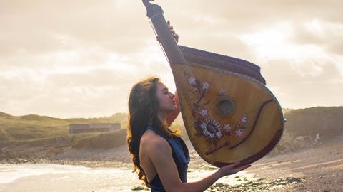 Solomia Savchuk con su Bandura, un instrumento tradicional ucraniano de 65 cuerdas.
