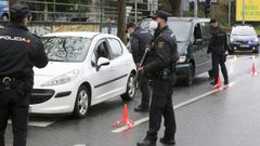 Agentes de la Comisar�a de Ferrol-Nar�n del Cuerpo Nacional de Polic�a realizando un control de las normas covid en la carretera de Castilla