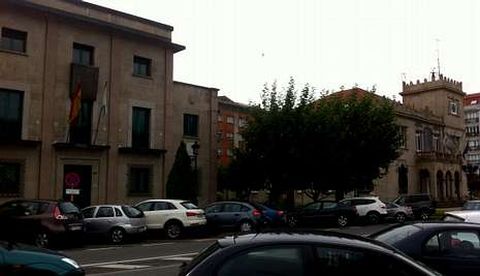 El edificio de Aduanas, a la izquierda, est� junto a la casa consistorial de Mar�n, en la avenida de Ourense.