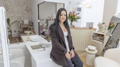 Andrea L�pez en Malam�a, un nuevo centro de u�as y cejas inaugurado en la avenida da Mah�a 84, donde antes hab�a una gofrer�a, por lo que tuvo que realizar una �reforma importante�. Ofrece tanto manicura y pedicura cl�sica como con curado en l�mpara, su semipermanente con nivelaci�n �dura un mes e medio� y �s� traballo con produtos de calidade�, dice.