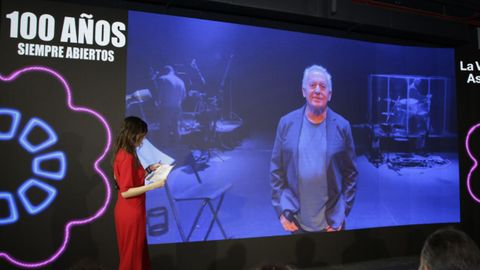 El cantante V�ctor Manuel felicit� a La Voz de Asturias a trav�s de la pantalla.