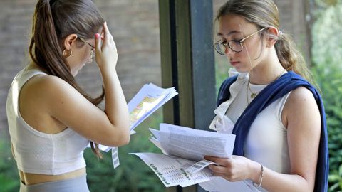 Repasando apuntes antes de realizar las pruebas de acceso a la universidad