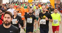 Momento de la multitudinaria salida, junto al pabell�n Vila de Noia carball�s, de los atletas de la categor�a s�nior. 