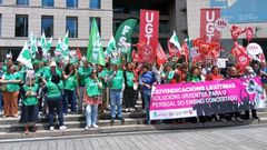 Concentraci�n de los profesores de la ense�anza concertada delante de la delegaci�n de la Xunta en Vigo