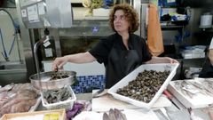 Ángela Barrán, en su pescadería del mercado de la plaza de San Agustín, en A Coruña