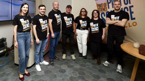 El equipo del Pint of Science de Carballo, ayer con�David Castro (en la foto, segundo por la izquierda) y D�sir�e Dom�nguez (tercera por la derecha).