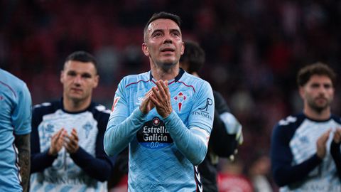 Los jugadores del Celta, encabezados por Iago Aspas, aplaudiendo a la afici�n en San Mam�s