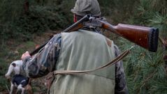 Una foto de archivo de un cazador