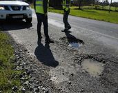 Los baches de la carretera LU P 1611 son de un gran tama�o; no est�n se�alizados y muchos conductores no consiguieron evitarlos. 