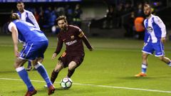 Messi, rodeado de jugadores del Deportivo, en un partido del 2018 en Riazor