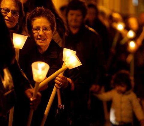 <span lang= es-es >Una pausa</span>. El viernes la lluvia dio tregua y permiti� que en Cambados saliese la procesi�n de la Soledad.