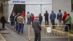 Parte de los vacunados de 50 a 59 a�os pasaron por la carpa instalada en la parte de atr�s del hospital de Barbanza