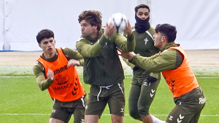 Marcos Alonso, con el bal�n, jugando en el entrenamiento con Anta��n y Yoel Lago.