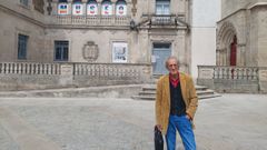 O investigador Antonio L�pez Mari�o diante do Museo Provincial de Lugo