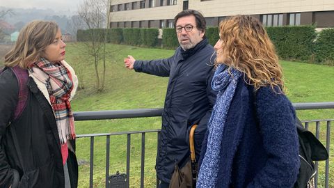 Las concejalas de Somos Ana Taboada y Anabel Santiago y el presidente de la asociaci�n de vecinos de San Claudio, Luis Miguel Fern�ndez.