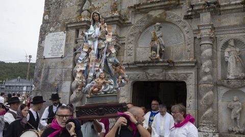 La virgen, llena de billetes como es costumbre, saliendo del templo en procesi�n
